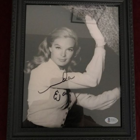 FRAMED DYNASTY Big Valley ACTRESS BECKETT CERTIFIED Auto Photo LINDA EVANS - Picture 1 of 3